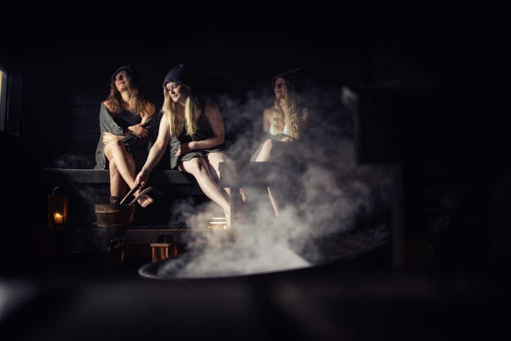 Isonkenkäisten Klubi tytöt savusaunan lauteilla RELAX
