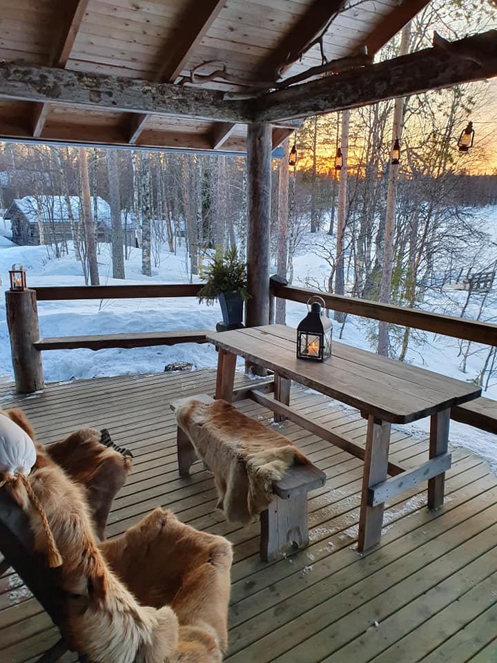 Isonkenkäisten Klubi savusaunan terassi auringonlaskussa