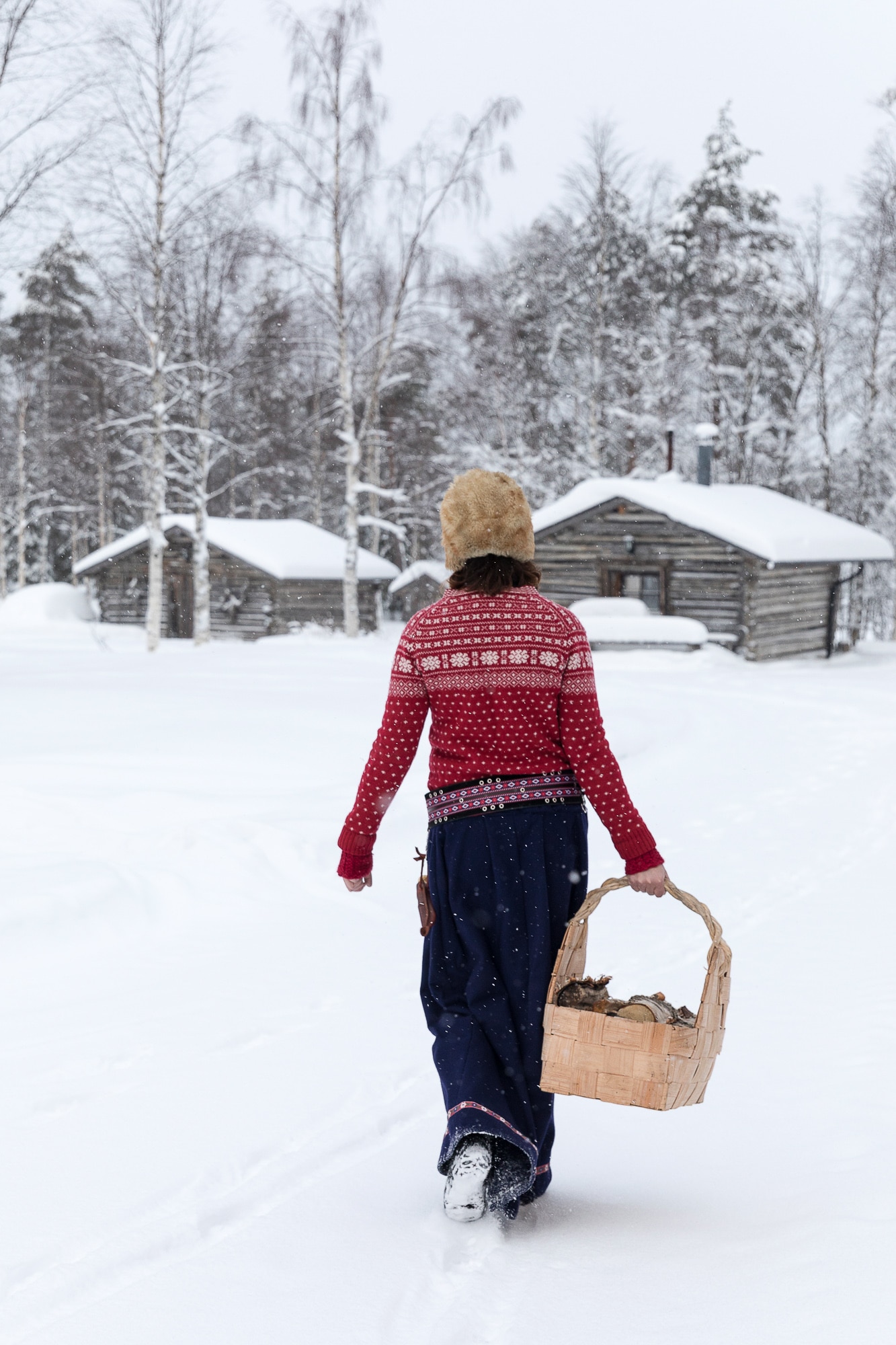 Isonkenkäisten Klubi punainen villapaita puukori talvimaisemassa