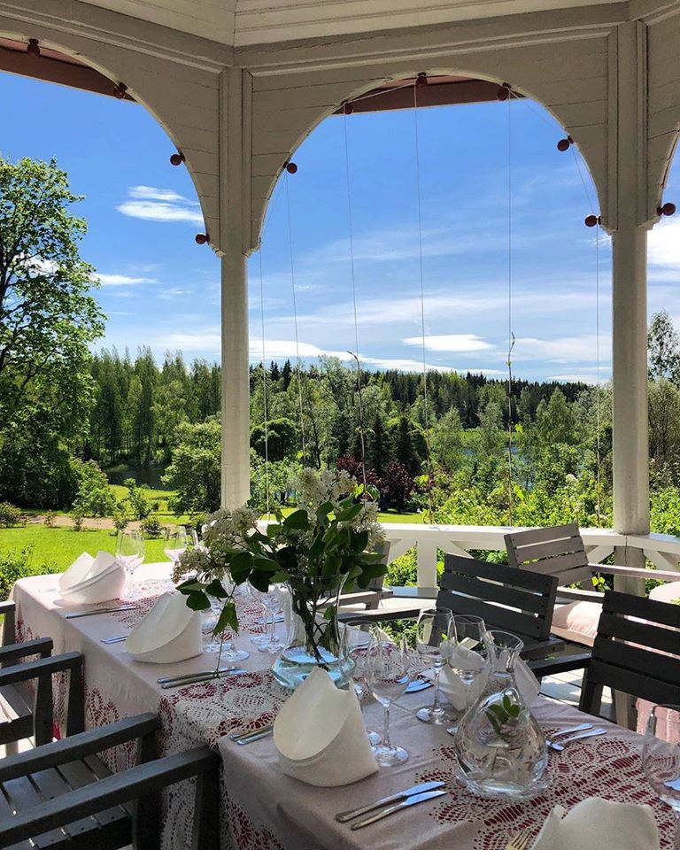 Tertin kartano kattaus terassilla